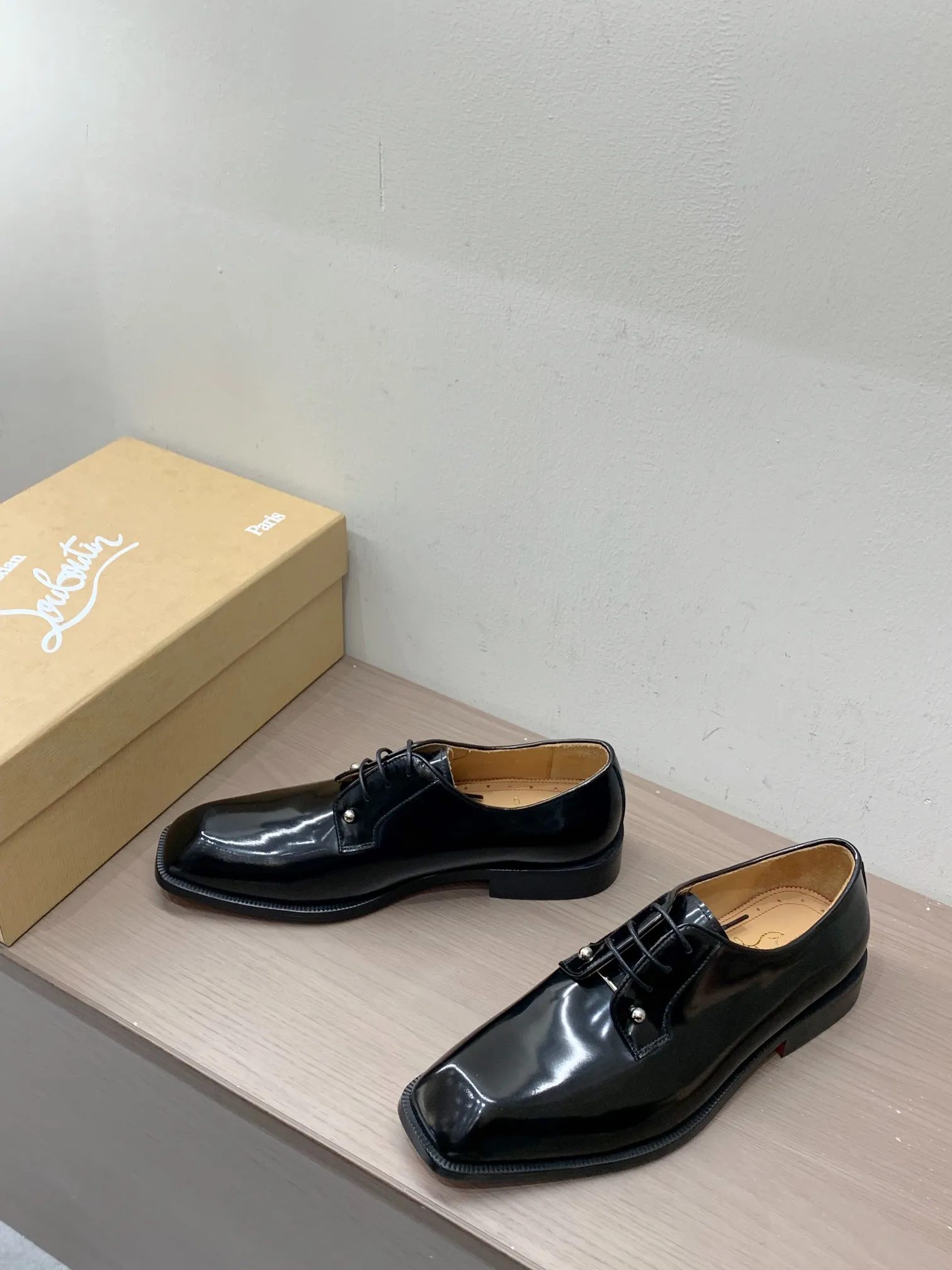 [CL red sole shoes] Top P: 1020💰 Size 39-44 (38.45.46 custom-made, non-returnable) Christian Louboutin men's classic Oxford shoes, men's business formal leather shoes💫Original molding, 1:1 replica, specially made for nobles. The unique shoe shape is unique and 100% comfortable! The whole shoe is made of imported Italian cowhide material, carefully selected, with fine pores and rich luster. Cow leather lining, soft and comfortable, sweat-absorbent and breathable. Genuine leather outsole, non-slip and wear-resistant, full of texture, elegant and luxurious overall, integrating comfort, formality and luxury! The Rolls Royce of shoes!